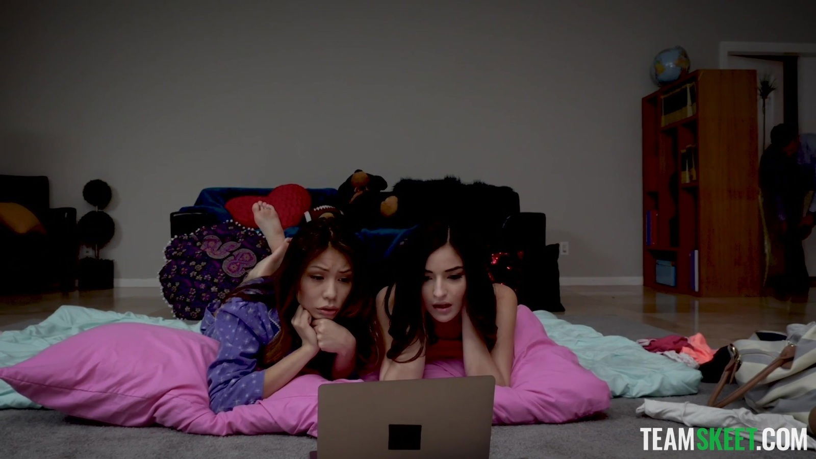 threesome party with naughty Sami Parker Emily Willis