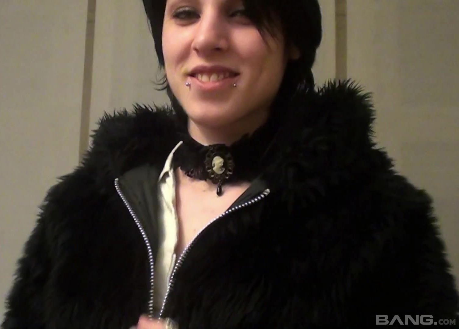 Amateur brunette chick Darla Demonia opens legs quickie