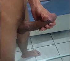 Soldadogoza punhetando gozando espelho