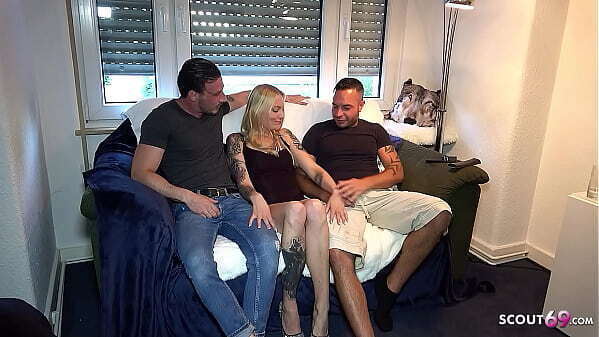 Schlanke deutsche Kitty Blair langen Schamlippen echtem Amateur Dreier