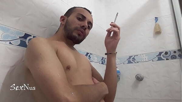 Fumando ba&ntilde_o casa