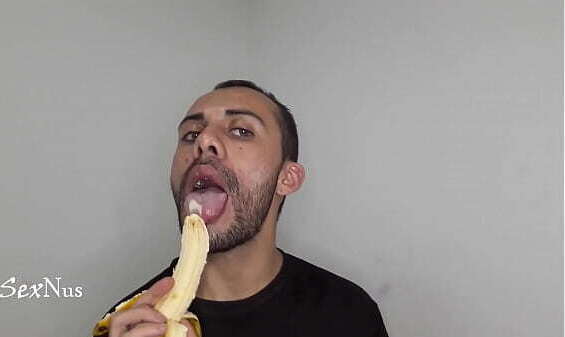 quiero chupar banano semen