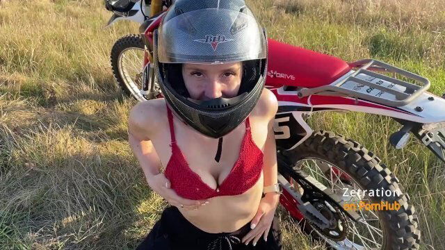 МОТО ДЕВУШКА ПОПРОСИЛА ОТСОСАТЬ ЧЛЕН МОТОЦИКЛИСТУ ПОЛЕ ЭНДУРО