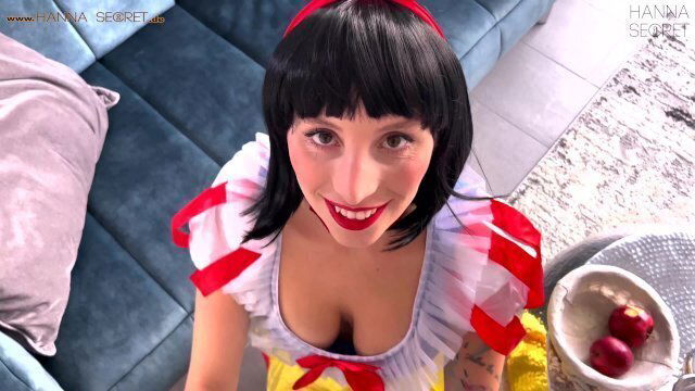Cosplay - versautes Schneewittchen holt sich das Sperma aus dem geilen XL Schwanz