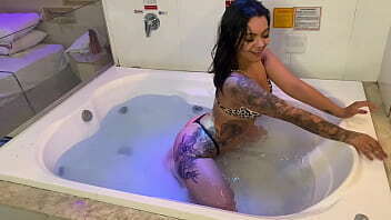 FODEU GOSTOSO BANHEIRA