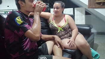 parte hermanastro llega cansado jugar futbol consiento para quite cansancio