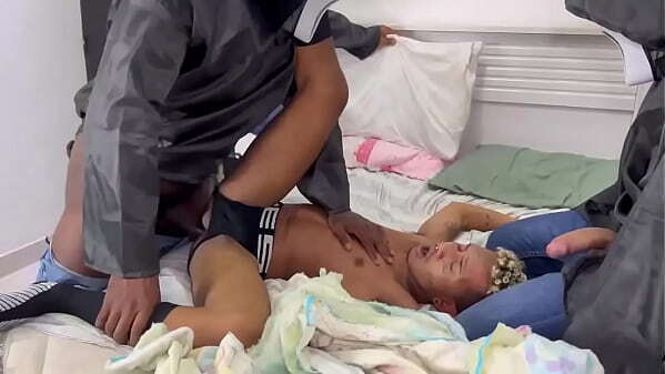 Noinho carioca levando piroca tr&ecirc_s machos dotado bareback Ferativo1 Keven Dotadao Patrick Jesus