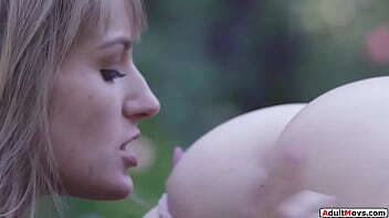 Scarlett Sage outdoor facesits River