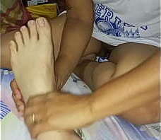 Masaje intenso de pies de mi esposa. Regalito a partir del minuto 2. Espero sus comentarios