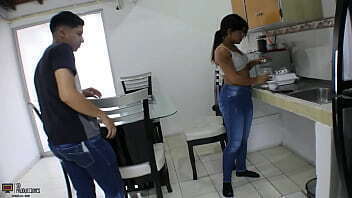 Vecino deseoso paso a que le diera una tasita de az&uacute_car y termino ech&aacute_ndome su leche en mis nalgas PARTE 1