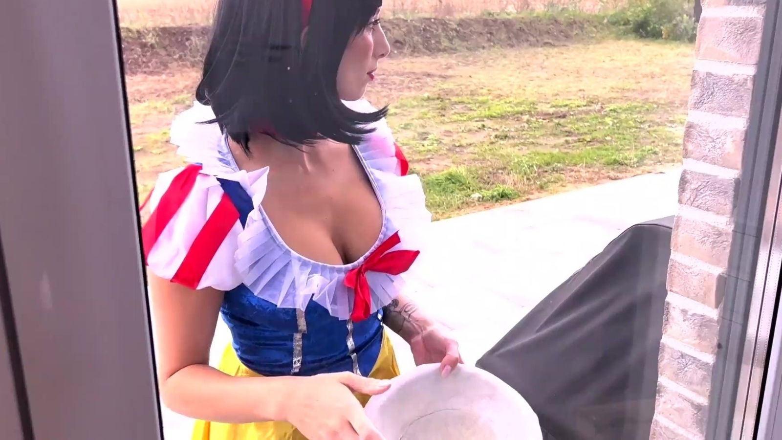 Snow White offers cunny Halloween night Amateur