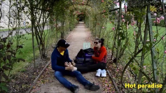 Un fétichiste des pieds accoste une jeune femme dans un parc