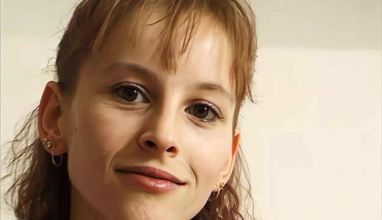 junge rothaarige spielt kamera vibrator