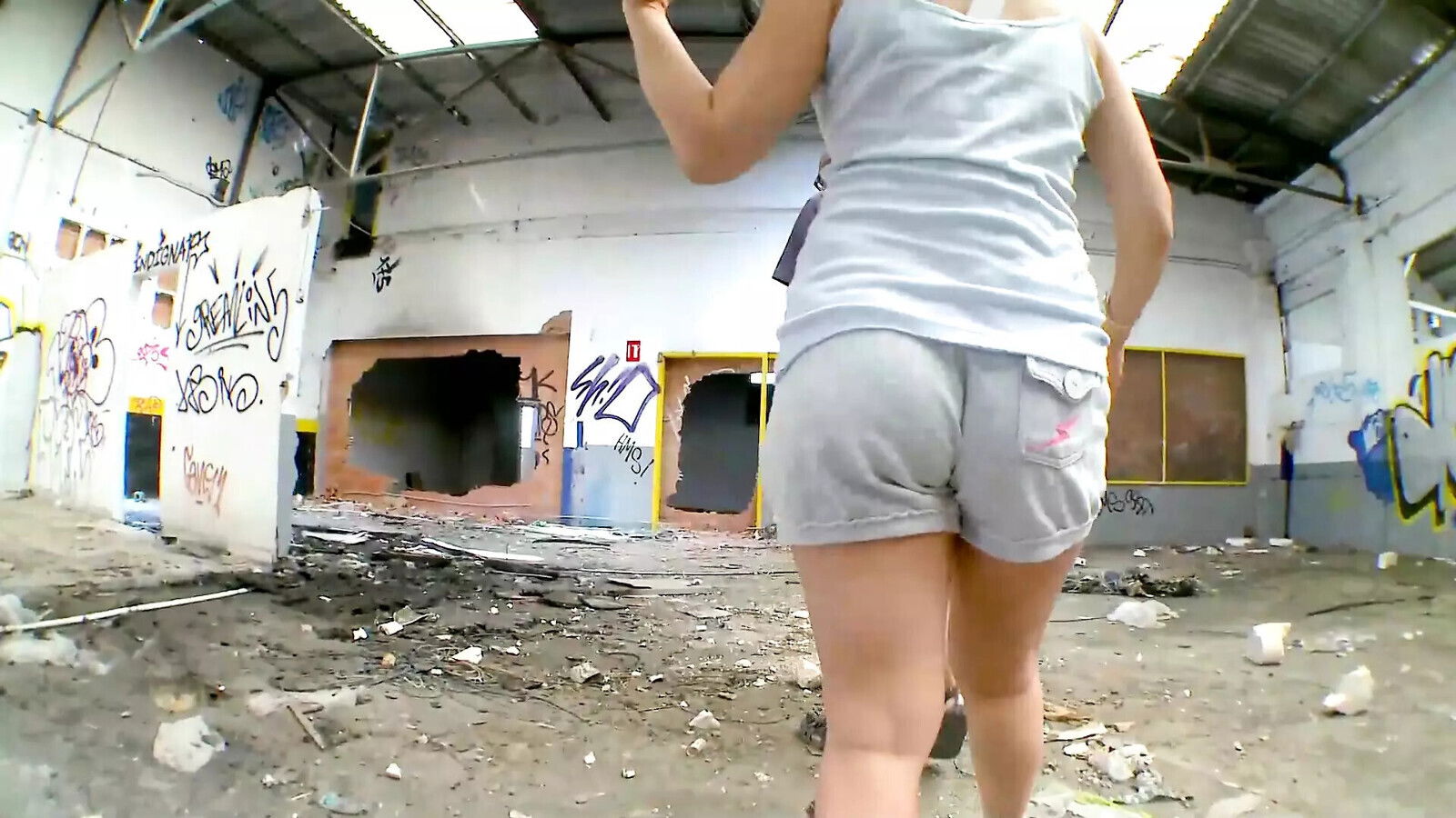 Blonde wird verlassenen Ghettoblock gefickt