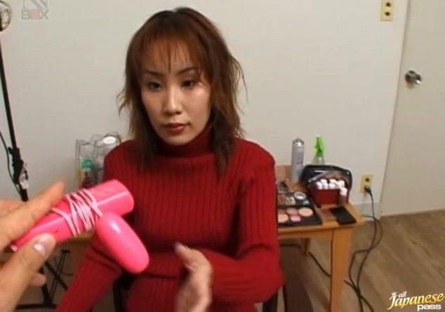 Yuki Yoshida enjoys while getting facial after