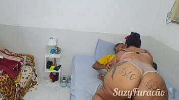 Seduzindo marido enquanto assiste jogo Brasil Su&iacute_&ccedil_a