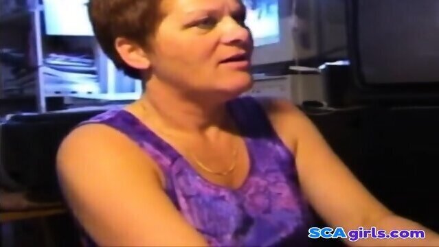 Svenska farmor suger till ansiktsbehandling