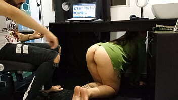 Sorprend&iacute_ novio viendo porno puse posici&oacute_n perrito para rompa chocho gran polla