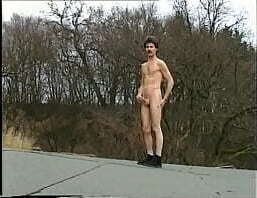 BluttBoy masturbiert im Winter Outdoor