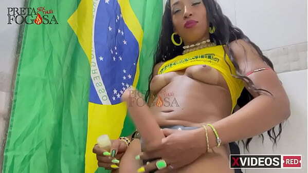 Travesti dotada novinha tocando punheta depois jogo Brasil