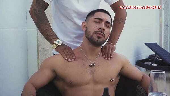 Tatuado gostoso metendo pica patr&atilde_o