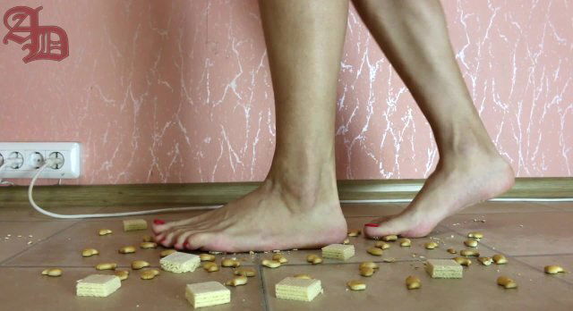 UNAWARE TRANNY GIANTESS WALKS ABOVE WAFFLES COOKIES CRUSHES THEM (CRUSH/FOOT FETISH)