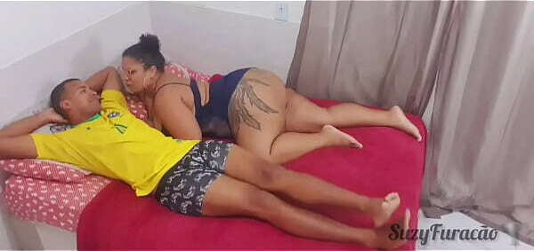 Chamando aten&ccedil_&atilde_o marido enquanto tenta assistir filme Carioca Master1