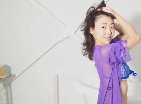 今日の下着は青、貴方の為にストリップダンスを踊るわ