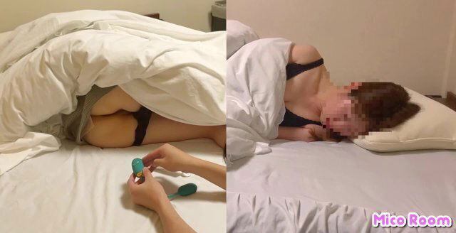 【彼女にいたずら】寝てる彼女にローションつけたローターを挿入したら反応が可愛すぎてエロいし、大量の潮吹き 1　素人カップル 個人撮影 ドッキリ