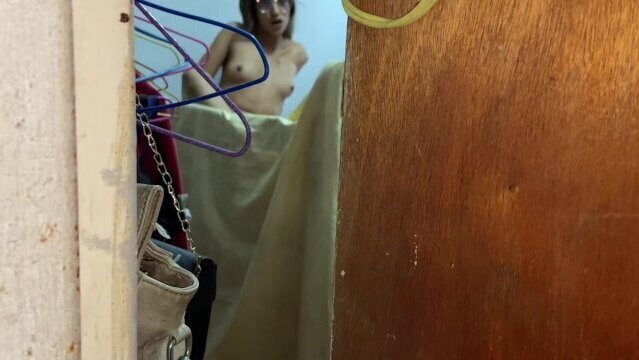 Encuentro hermanastra sola casa masturbandose meto cuarto casi descubren