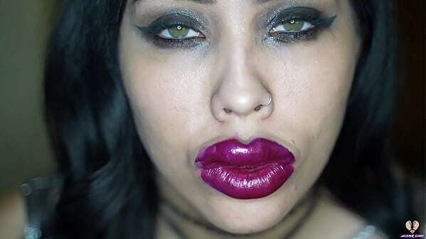 Extreme Bimbo Lips Sucking