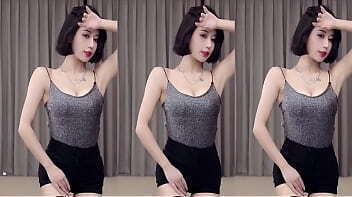 斗鱼 小深深儿 晃动的太厉害，小背心都快掉了