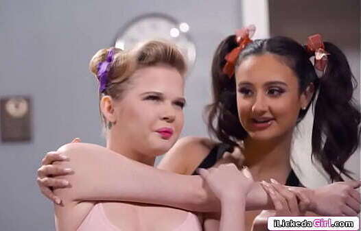 Cheerleader squirts licks teen friend