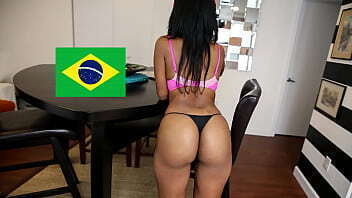 BANGBROS Empregada Dom&eacute_stica bunda grande, Arianna Knight, trabalhando duro para agradar (Legendas Portugu&ecirc_s)