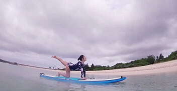 海冲浪板上的瑜伽