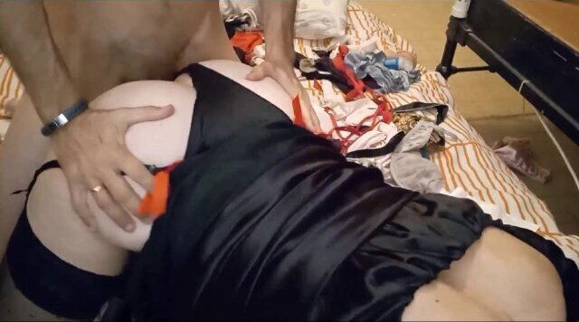 1092 (02) Salope Blanche Amateur, Ensemble Satin, Bas-Résilles, Talons, Levrette, Pipe, Anulingus,