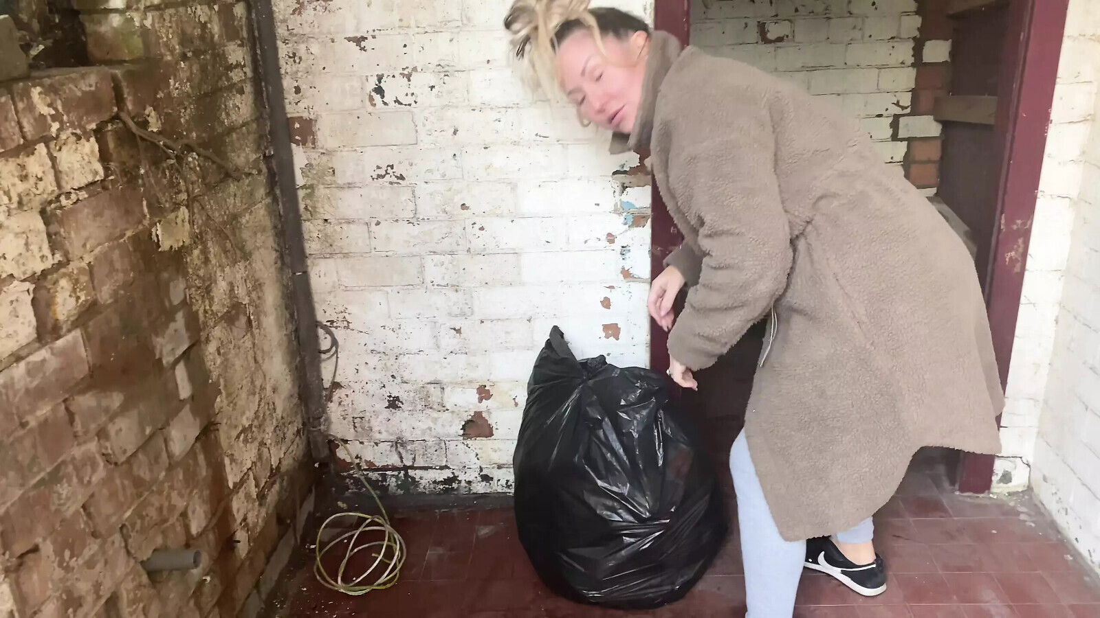 Cracky flashes shows home