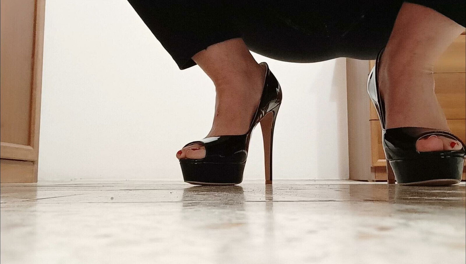 GIANTESS: CRUSH USELESS WORM