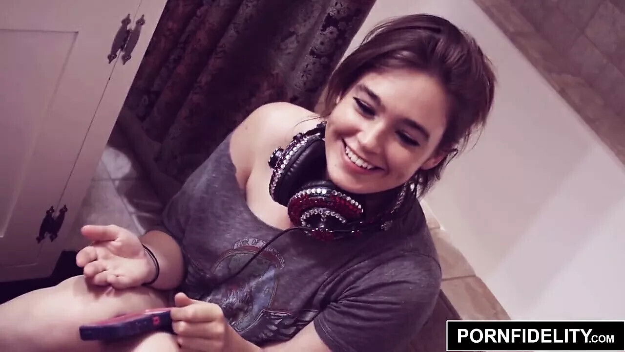 PORNFIDELITY Nerd Girl Jodi Taylor Takes