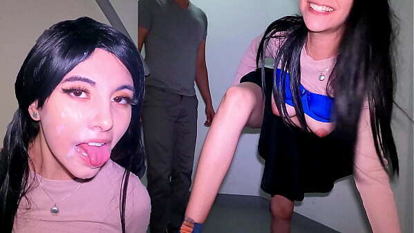 VECINO ATRAPA masturbandome escalera emergencias castiga tirandome SEMEN cara