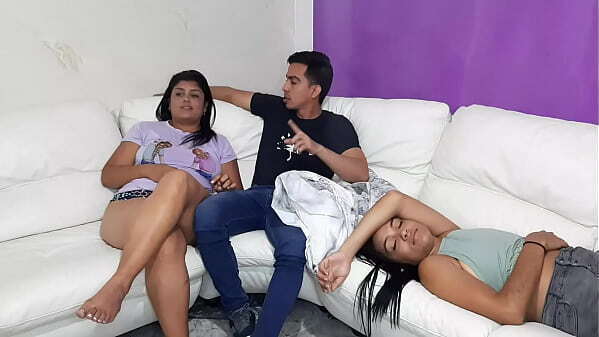 madrastra chupa verga hermanastra d&eacute_ cuenta mientras vemos pel&iacute_cula