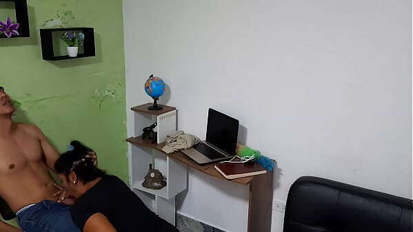 empleada llega tarde trabajo compensa retraso buena mamada