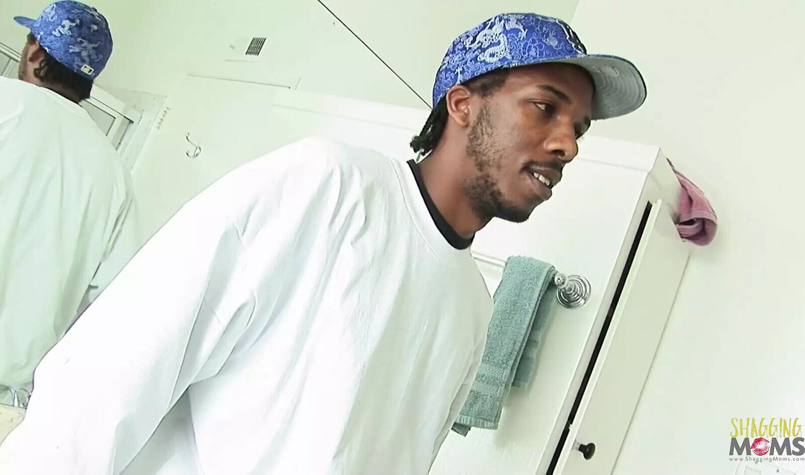 Addicted cumming, ebony milf gets shower with