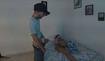 Me pongo muy cachondo al ver a mi hermanastra acostada y exhibiendo su gran culo