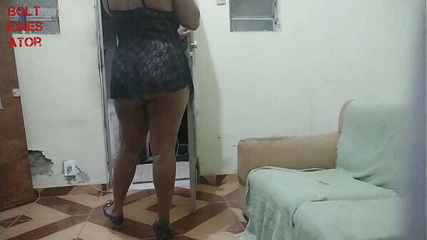 MULHER POLICIAL CHAMA VIZINHO PARA FODA, S&Oacute_ CORNO BOTOU C&Acirc_MERA ESCONDIDA.