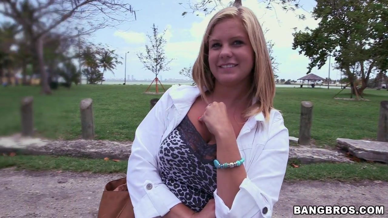 Blonde Anabelle Pync enjoys while sucking dick