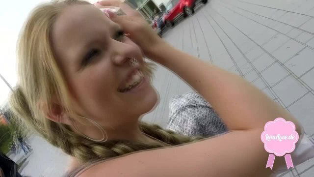 mit ferngesteuertem Vibrator durch die Stadt