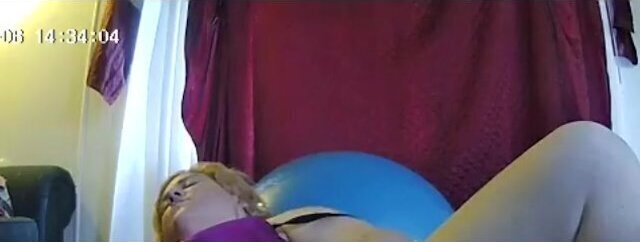 Beautiful slut fucks pussy home sound