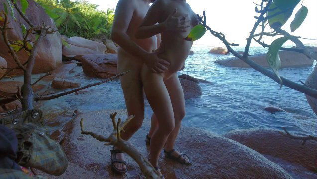 riskanter Sex am öffentlichen Strand auf Paradiesinsel endet mit Cumshot