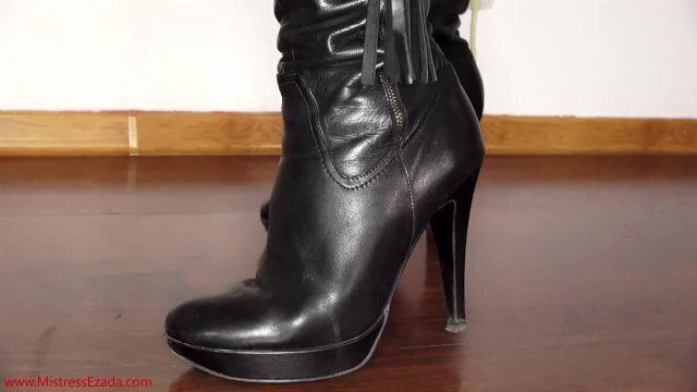 Wank for Mistress Ezada in leather